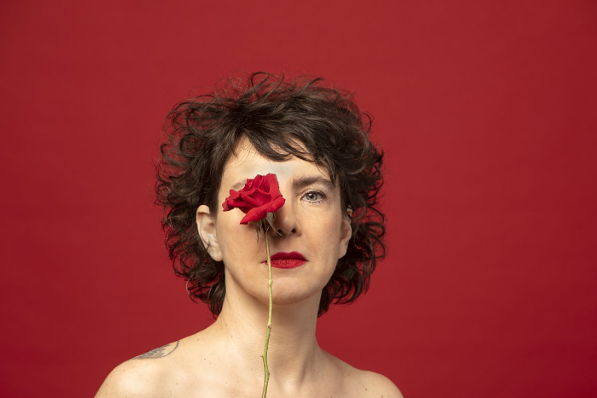 Adriana Calcanhotto traz para Salvador tributo a Gal Costa no show “Coisas Sagradas Permanecem”
