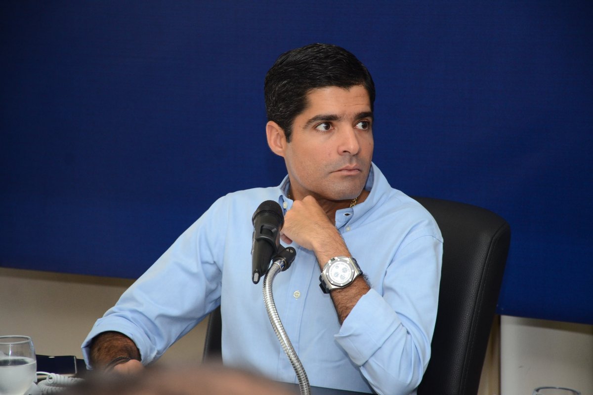 Pesquisa feita por telefone indica que Neto permaneceria na prefeitura caso fosse possível