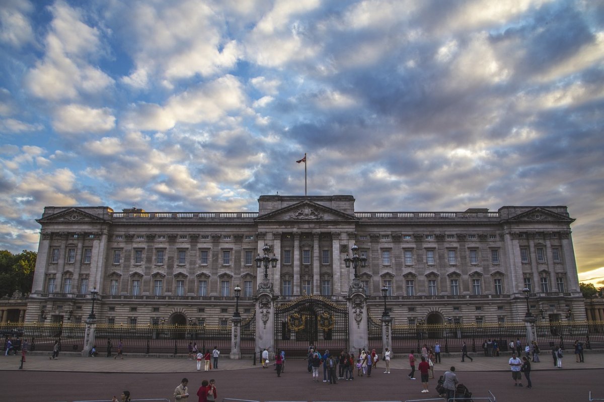 Polícia prende homem suspeito de estar armado no Palácio de Buckingham