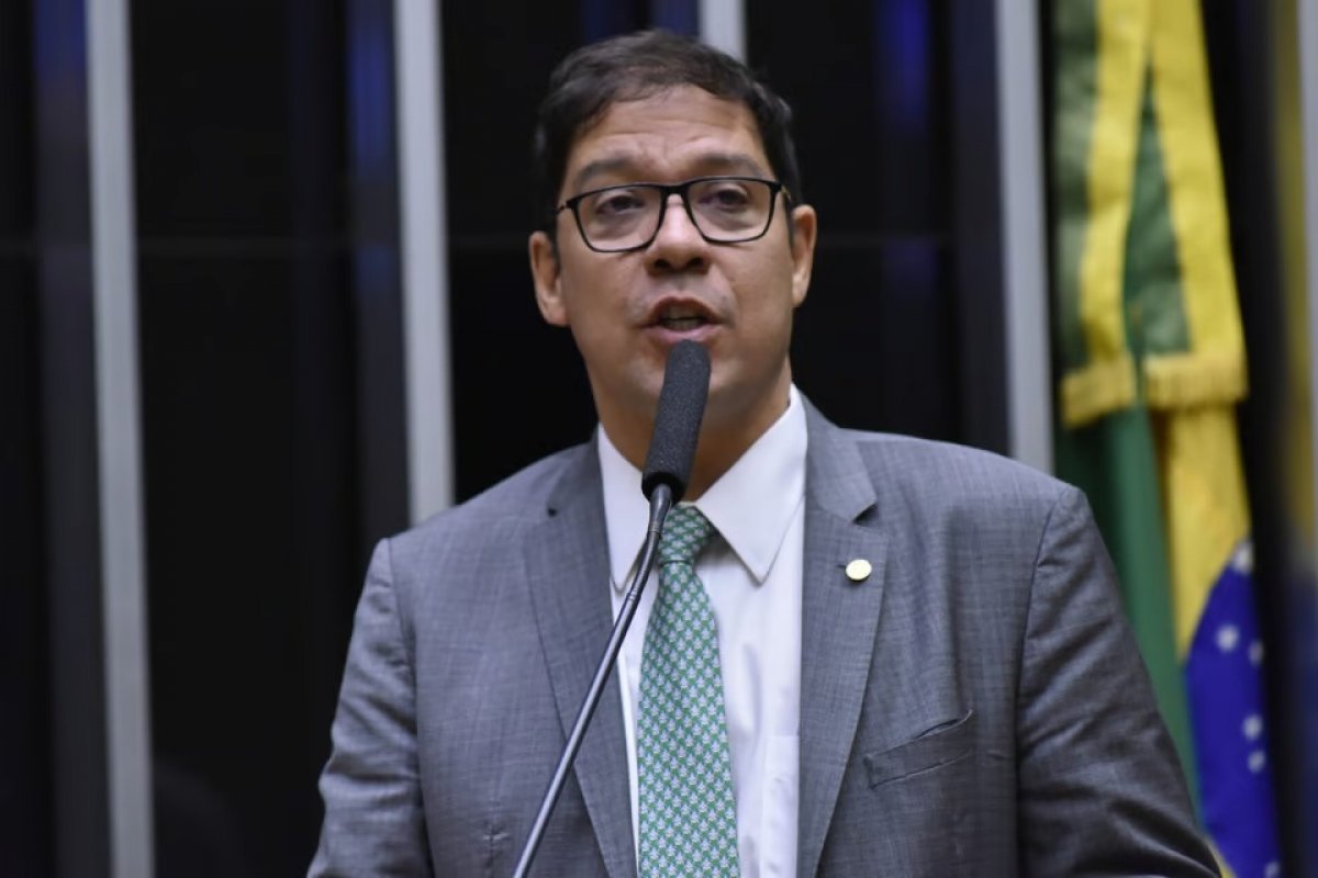 Líder do PL relaciona operação contra Bolsonaro à derrota do governo no PL das Fake News