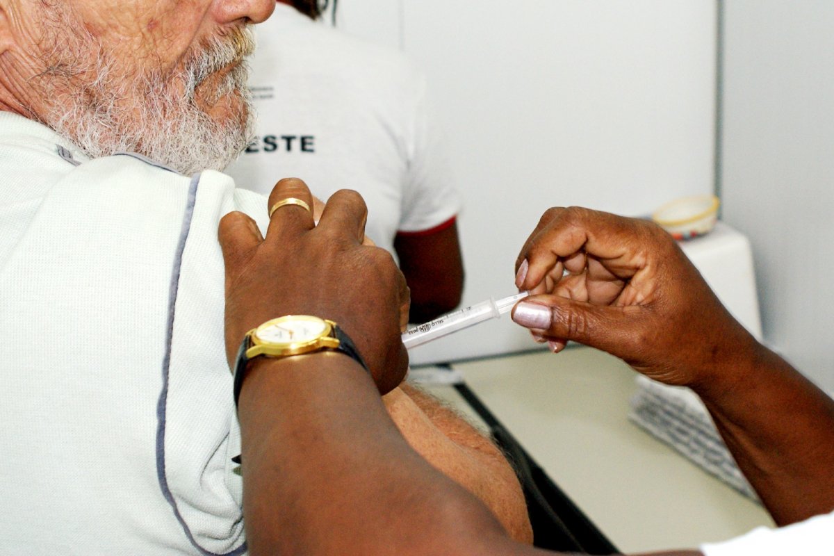 Bahia realiza 'Dia D' de vacinação contra Covid-19 e Influenza no sábado (6)