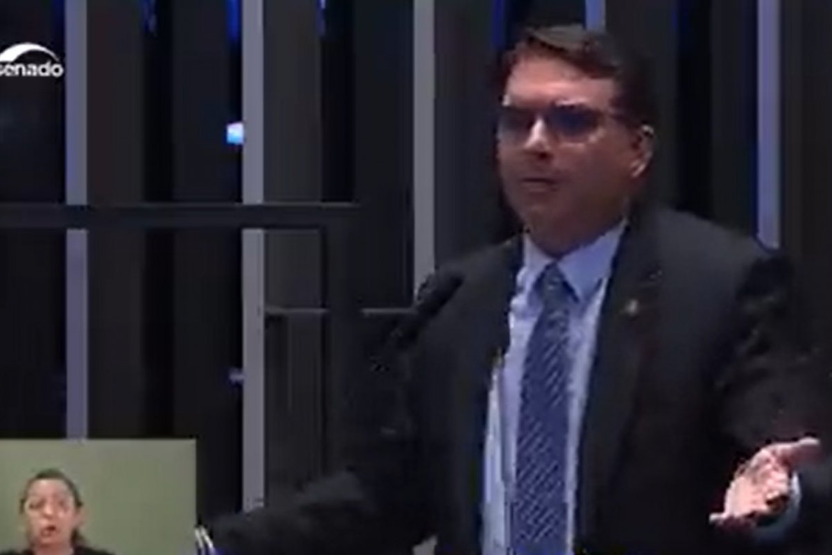 Vídeo: Flávio Bolsonaro diz que mutirão de vacinação em Duque de Caxias tinha senhas compartilhadas