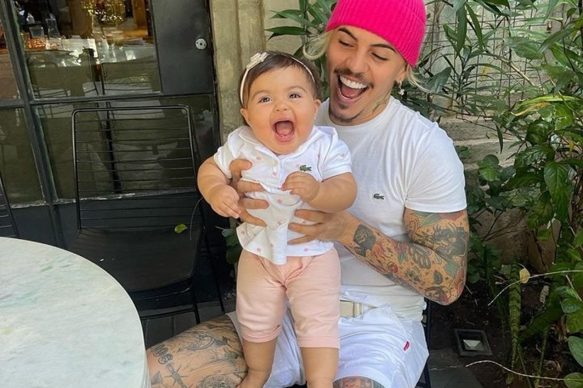 Biel compartilha sequência de cliques fofos ao lado da filha!