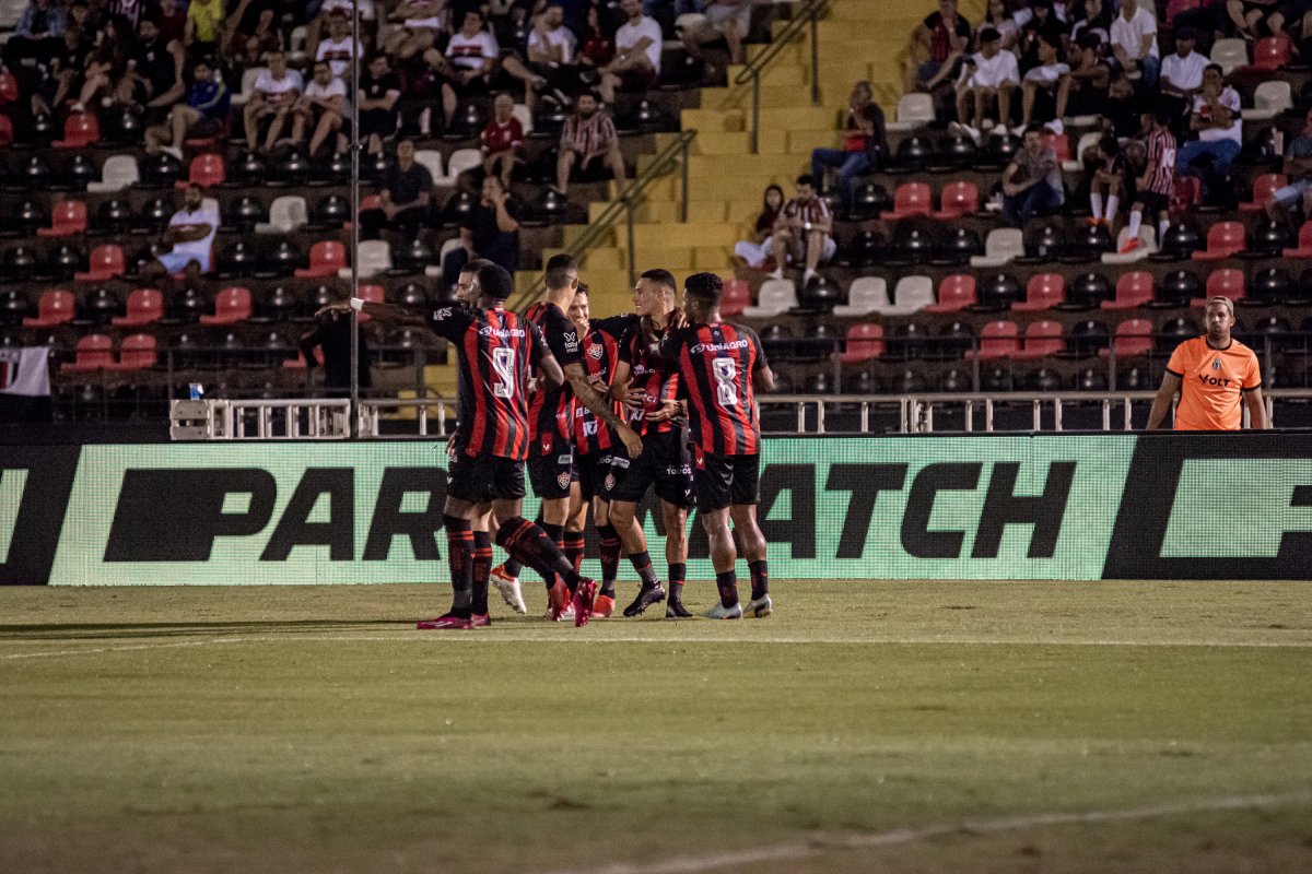 Vídeo: Com direito a apagão no estádio, Vitória bate Botafogo-SP e recupera liderança da Série B; confira os gols