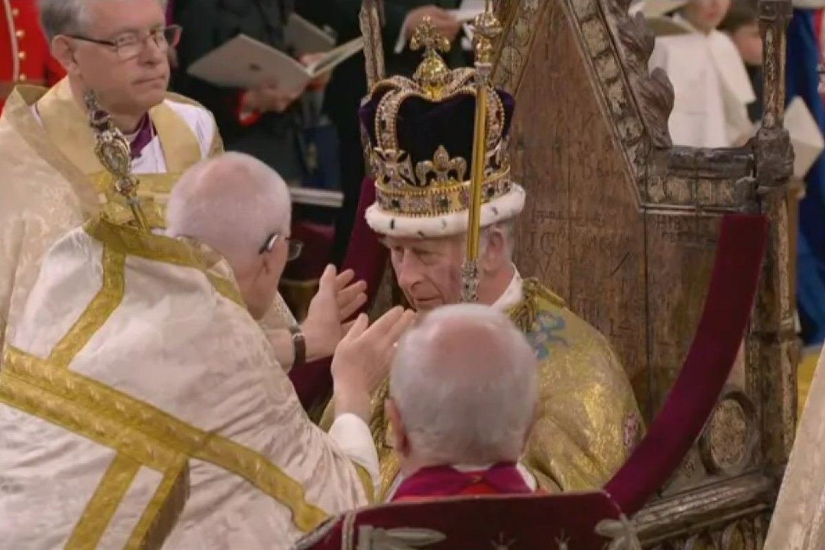 Rei Charles III é coroado em cerimônia neste sábado (6)