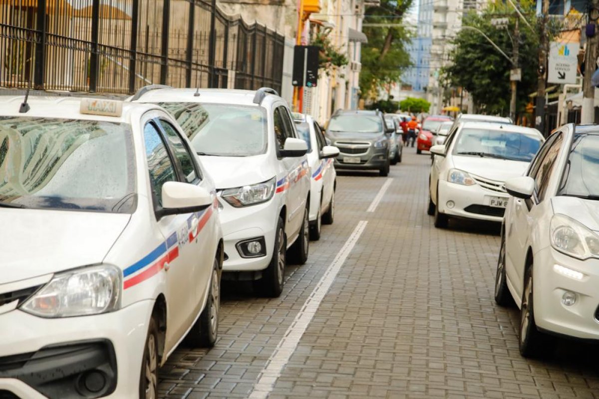 Salvador: lei que amplia idade máxima de veículos de táxi, mototáxi e transporte por app é sancionada 