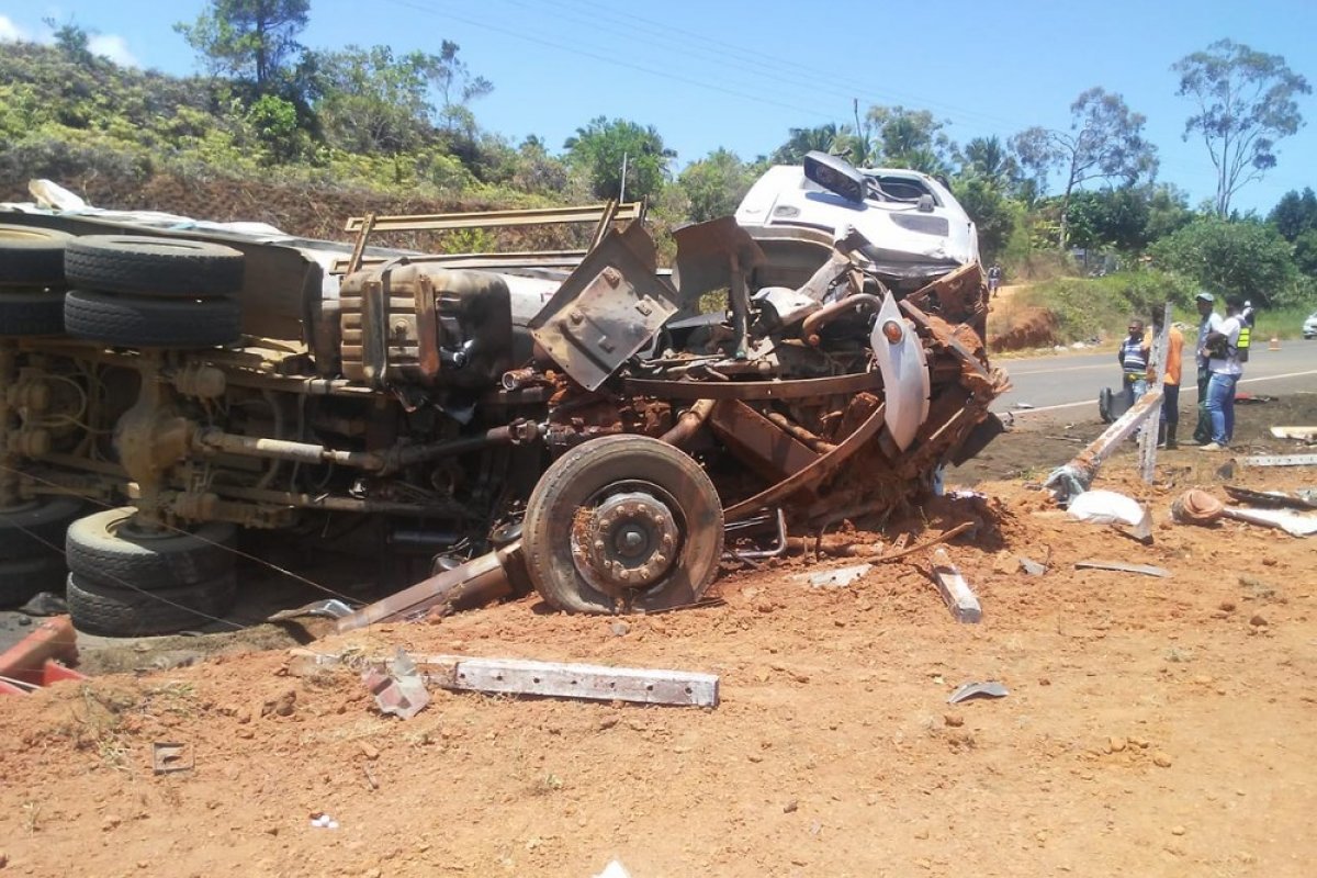 Batida entre caminhões deixa dois homens gravemente feridos no sul da Bahia