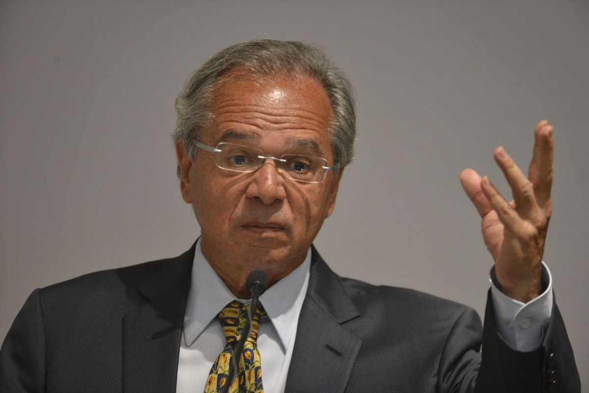 Guedes quer que funcionário só ganhe estabilidade após avaliação de serviço por cidadão
