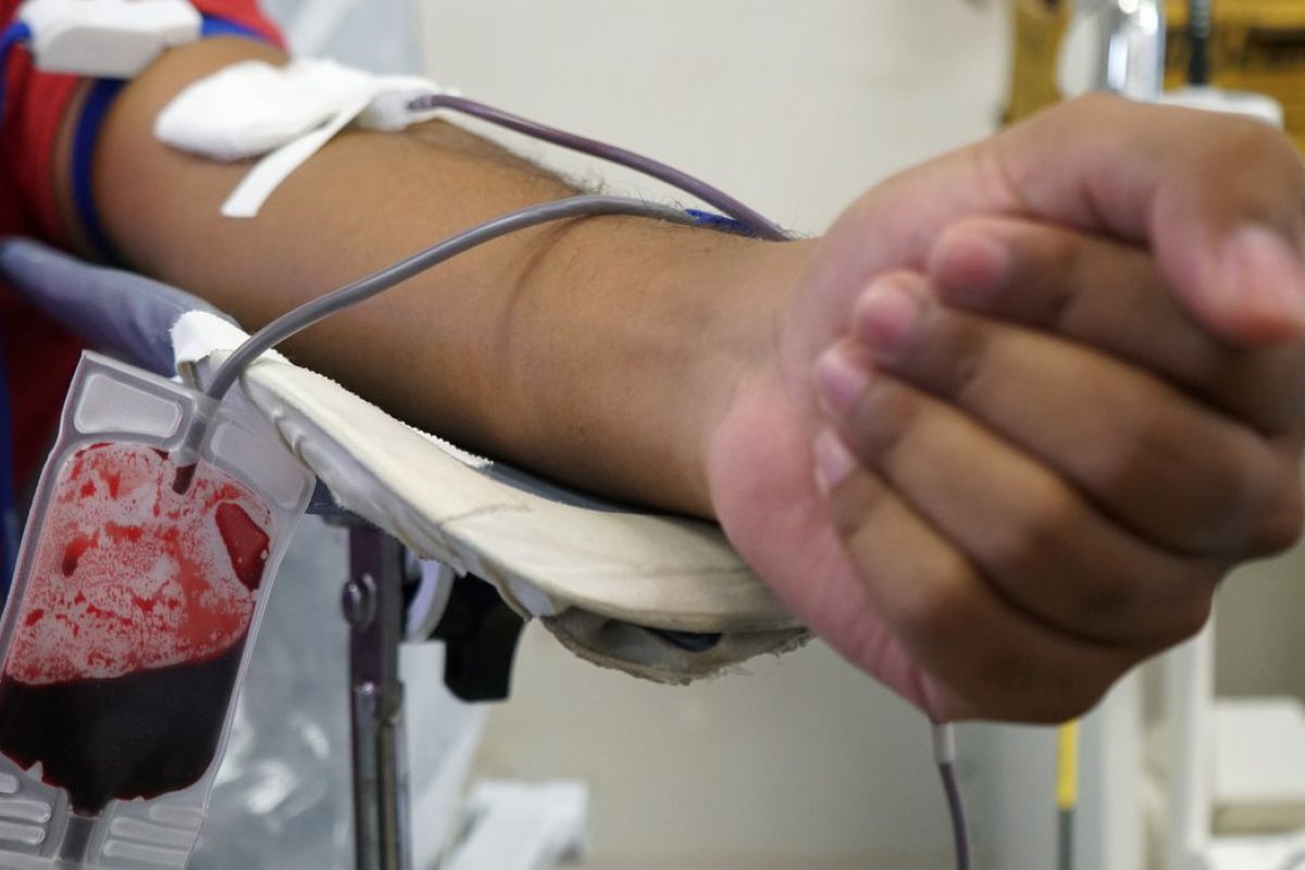 EUA mudam regra para permitir que homens gays doem sangue