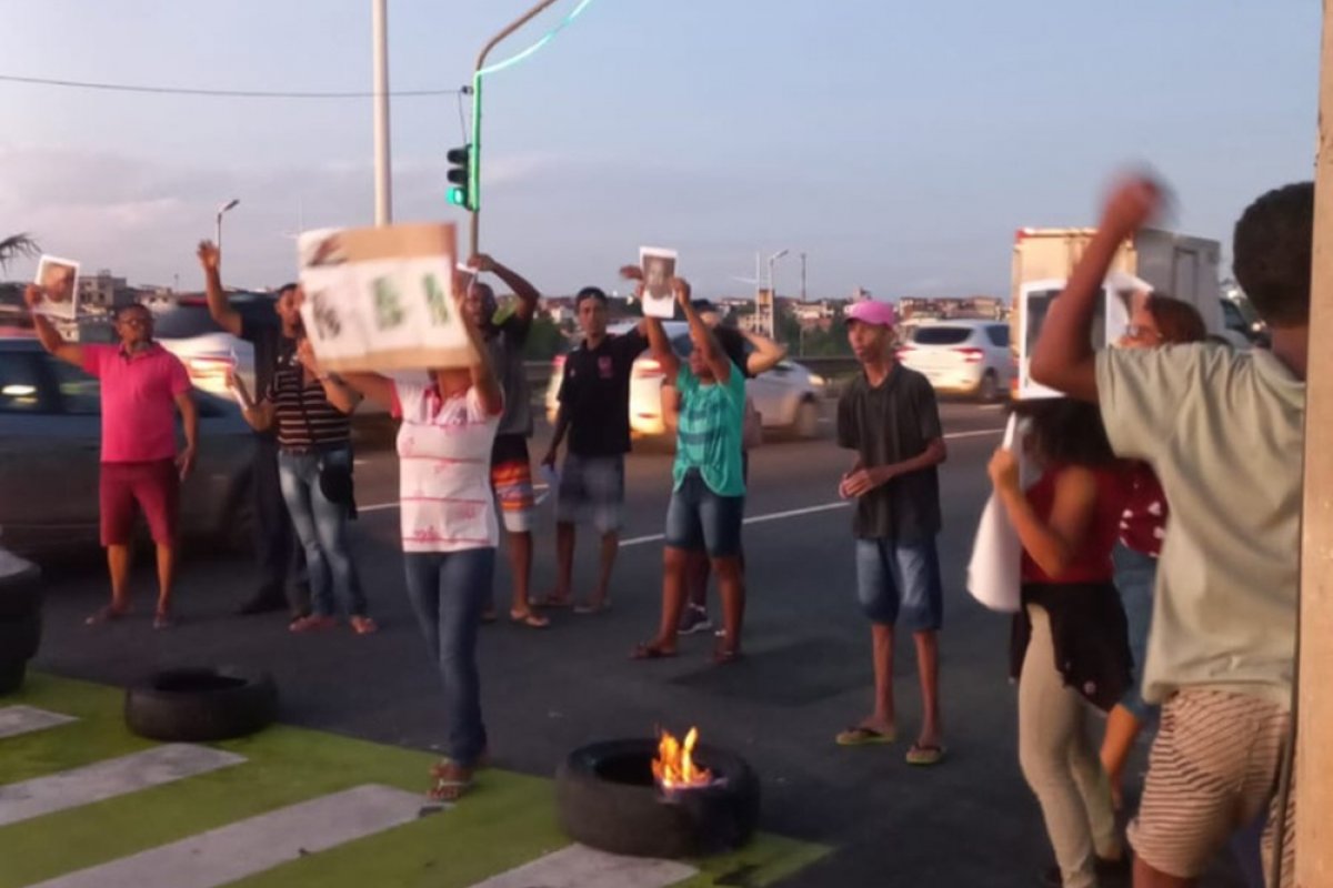 Protesto causa congestionamento de mais de 14 quilômetros na Av. Paralela, em Salvador 