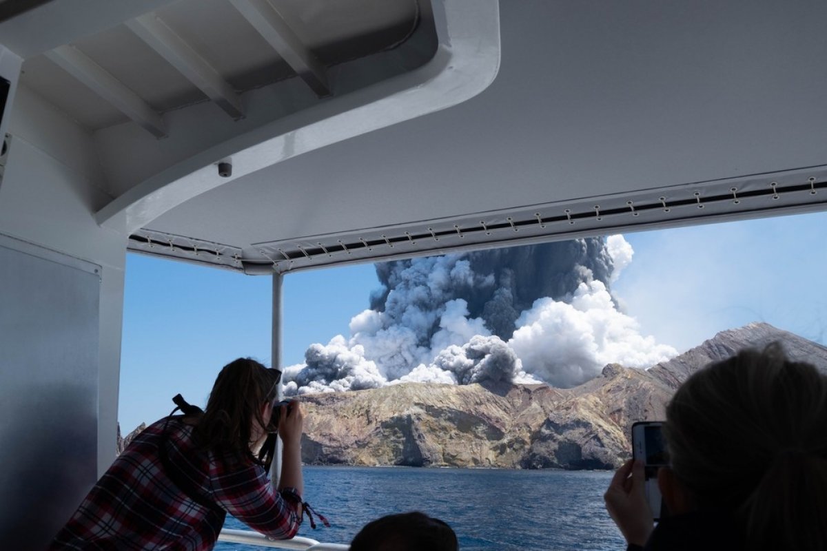 Sobe para seis o número de mortos em erupção de vulcão na Nova Zelândia