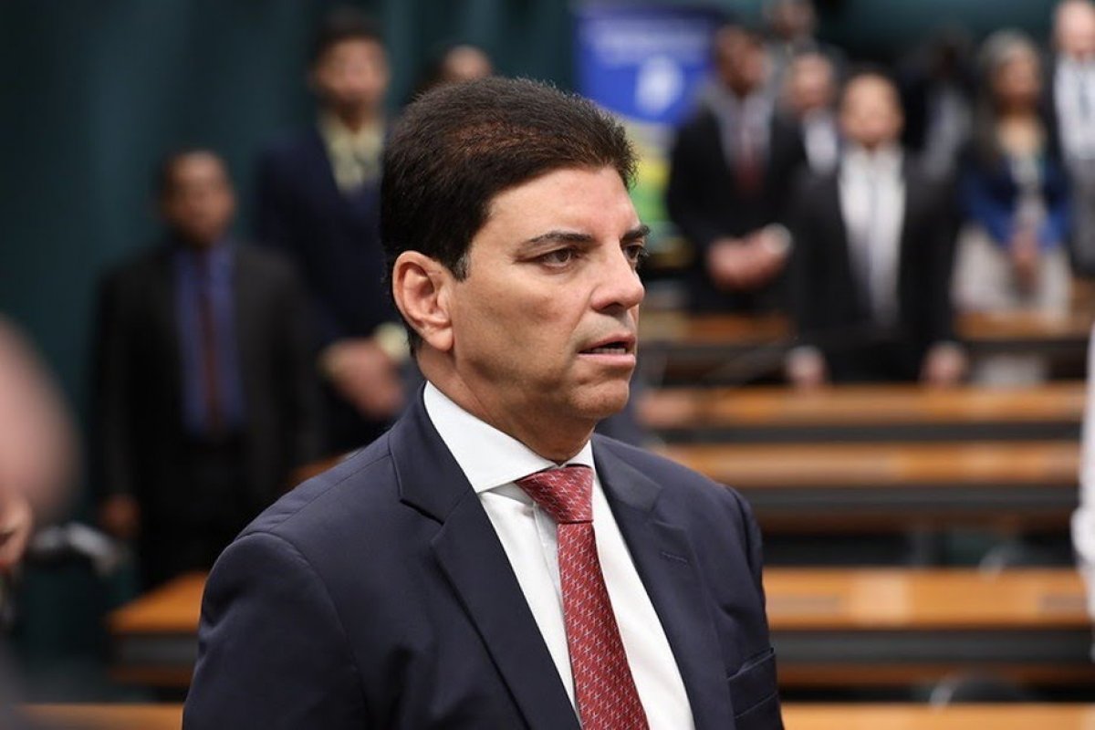 Relator apresenta texto do arcabouço fiscal com possível veto a concursos público e reajuste de servidores