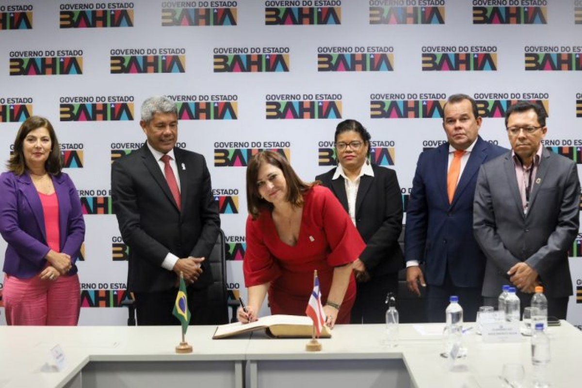 Jerônimo Rodrigues empossa professora Amali Mussi como reitora da UEFS