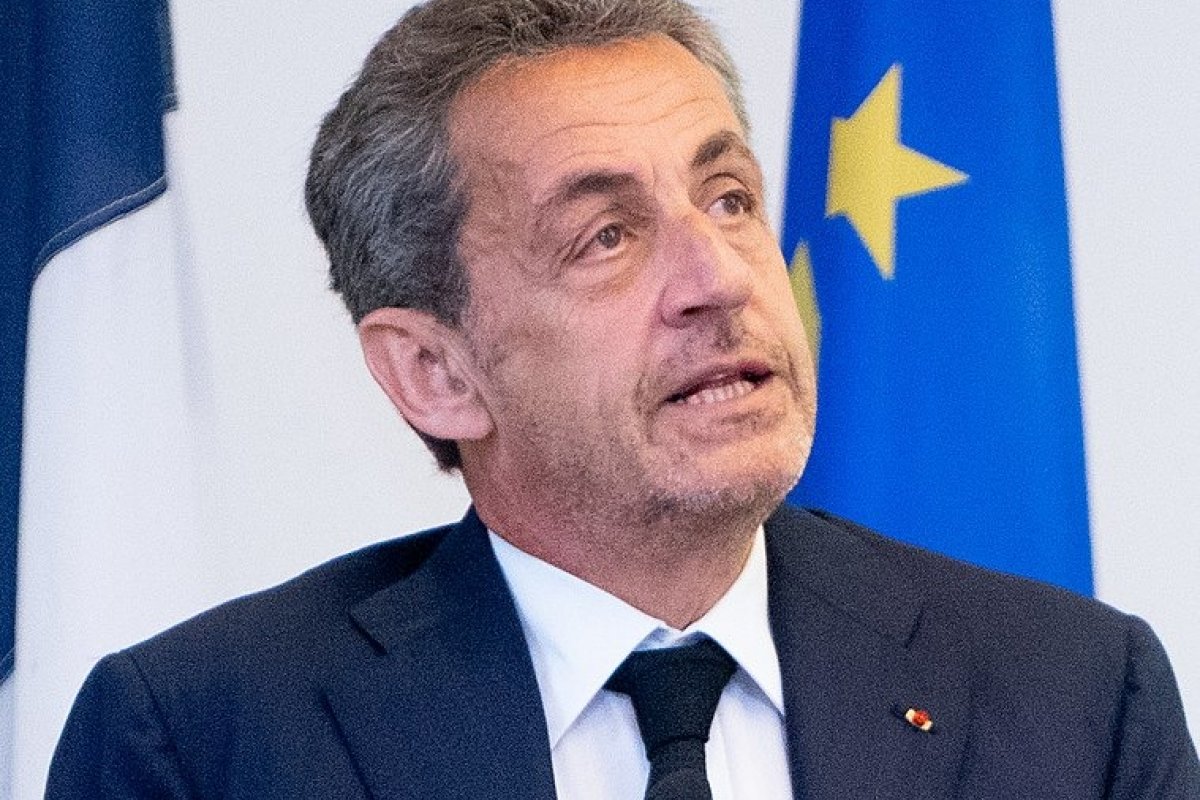Ex-presidente francês Nicolas Sarkozy é condenado a 3 anos de prisão