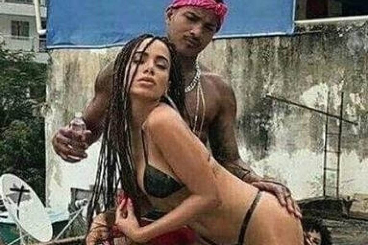 Bailarino de Anitta morre e cantora se manifesta 