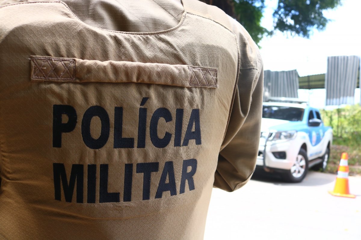 PM conduz homem que mantinha companheira em cárcere privado em Riachão do Jacuípe