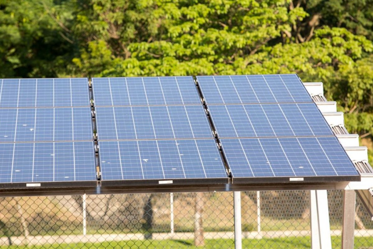 Bahia ultrapassa 96,2 mil conexões de geração própria de energia solar, diz Absolar