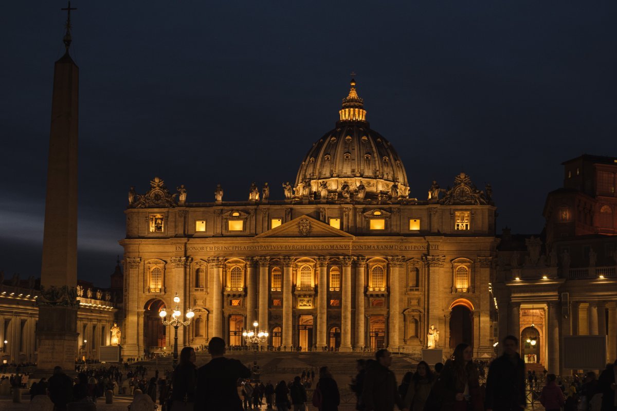 Carro invade Vaticano em alta velocidade e motorista é preso