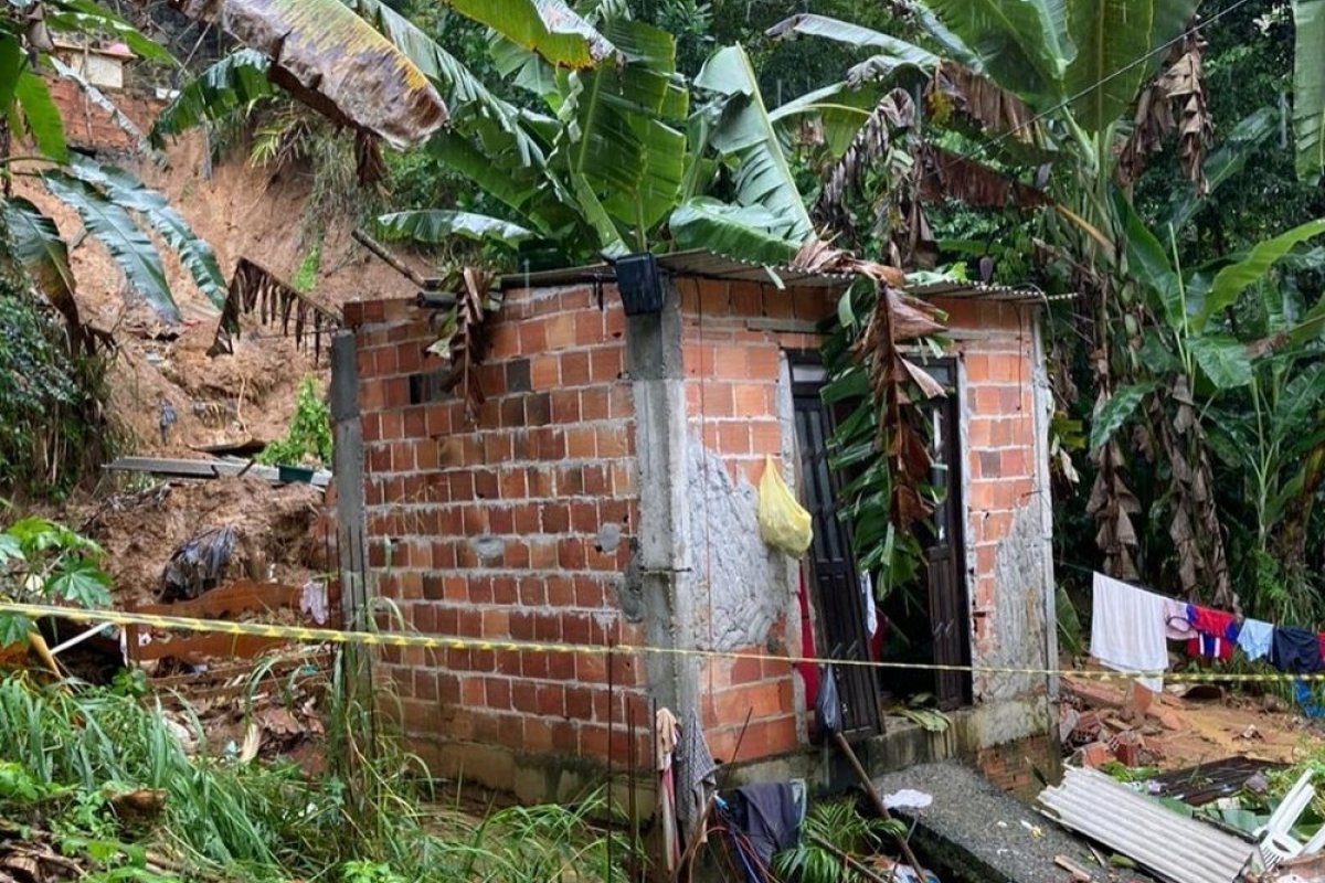 Menino de oito anos morre após ser soterrado em desabamento de imóvel na periferia de Salvador   