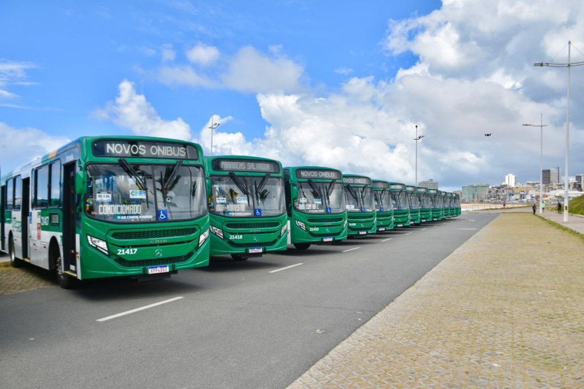 Prefeitura entrega novos ônibus com ar condicionado neste sábado (20)