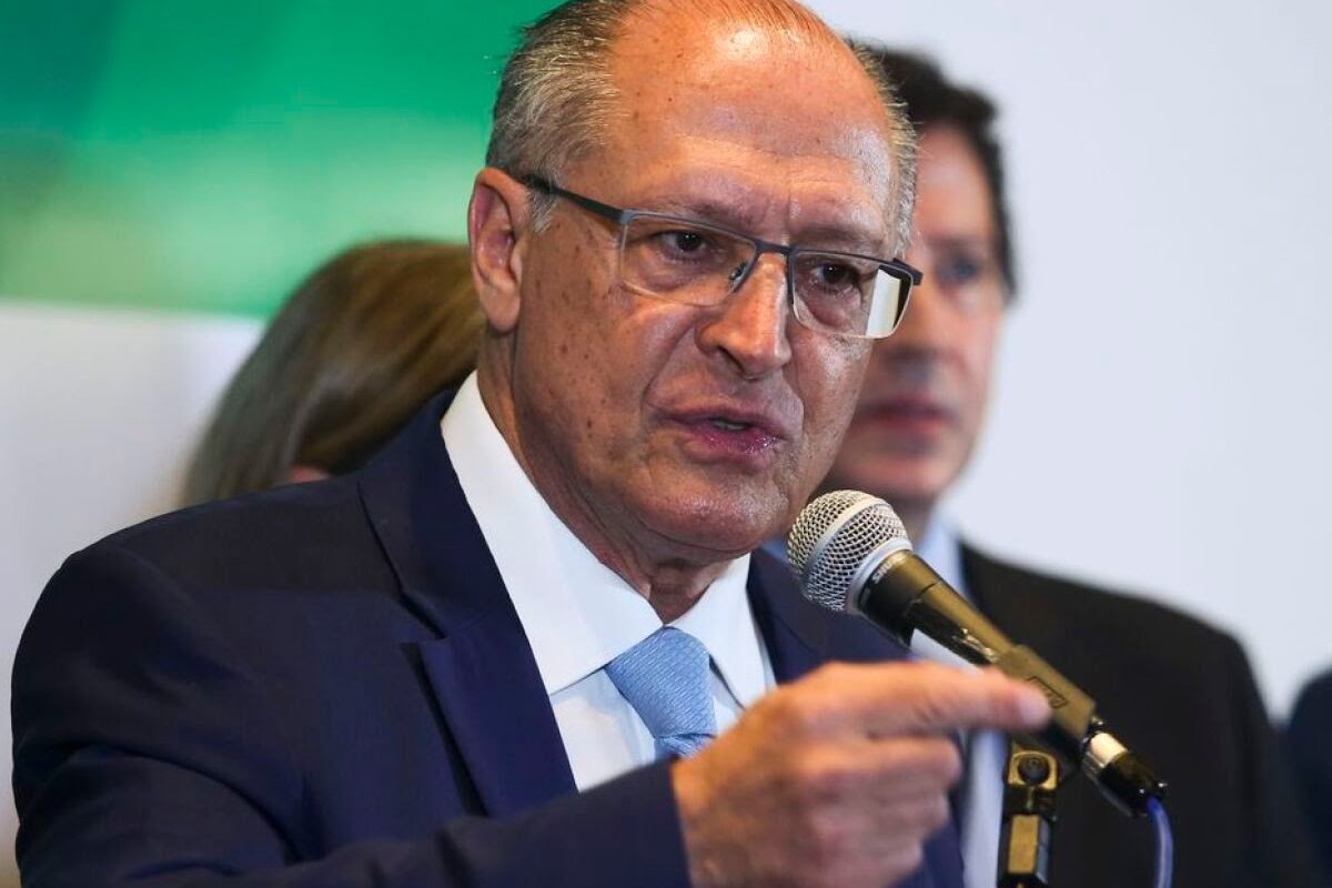 Alckmin defende reforma política para reduzir número de partidos 
