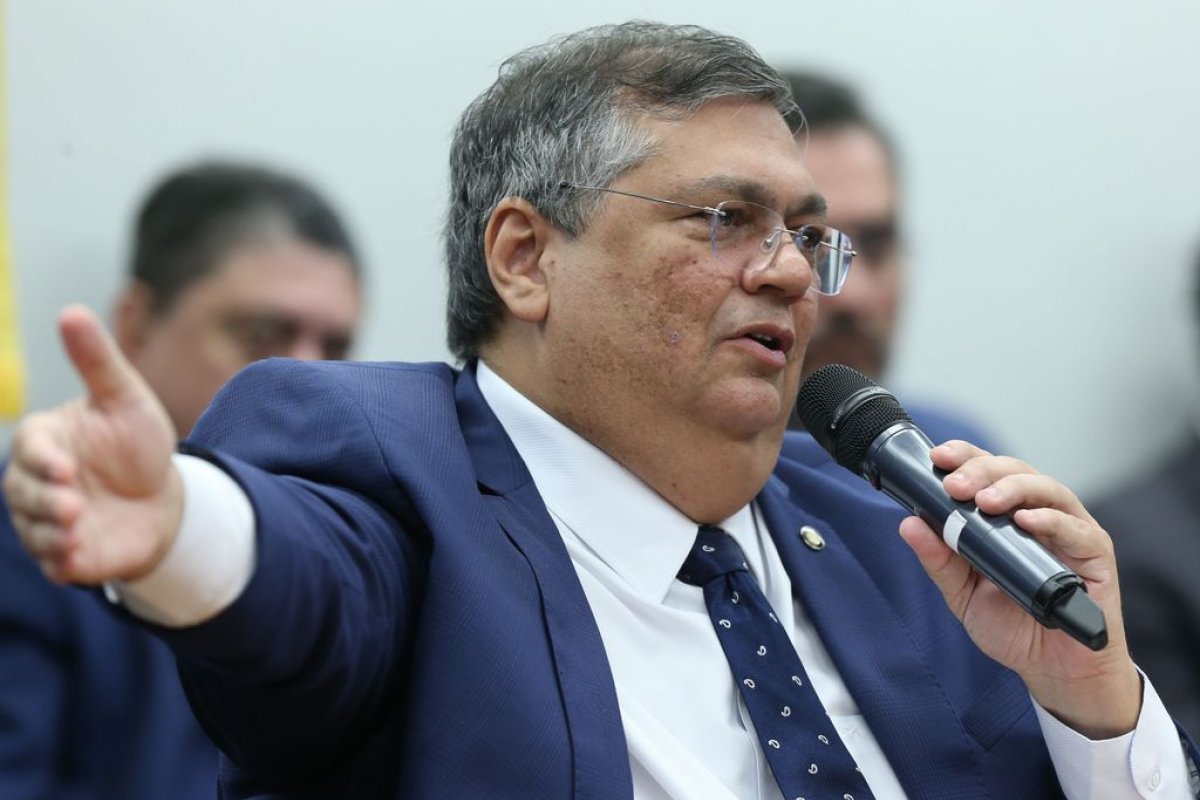 Flávio Dino descarta a aplicação de leis brasileiras contra racismo a Vinícius Júnior