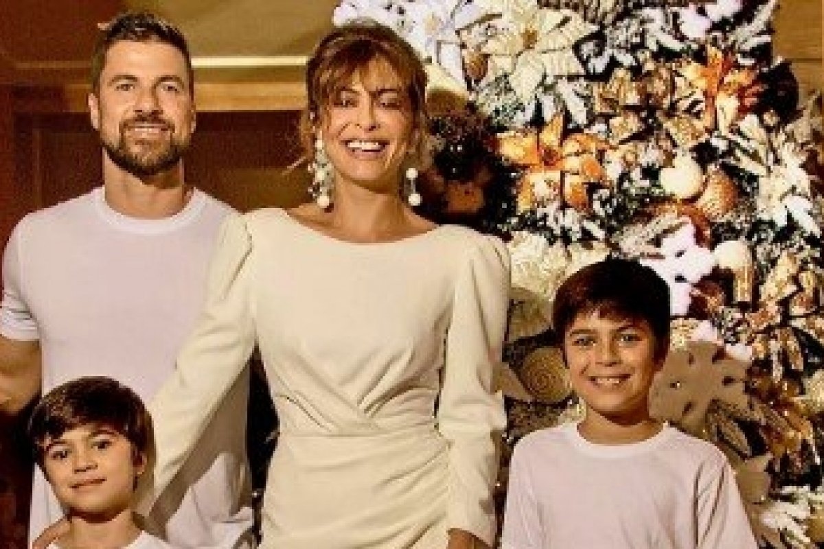 Juliana Paes mostra sua  árvore de Natal de 3 metros