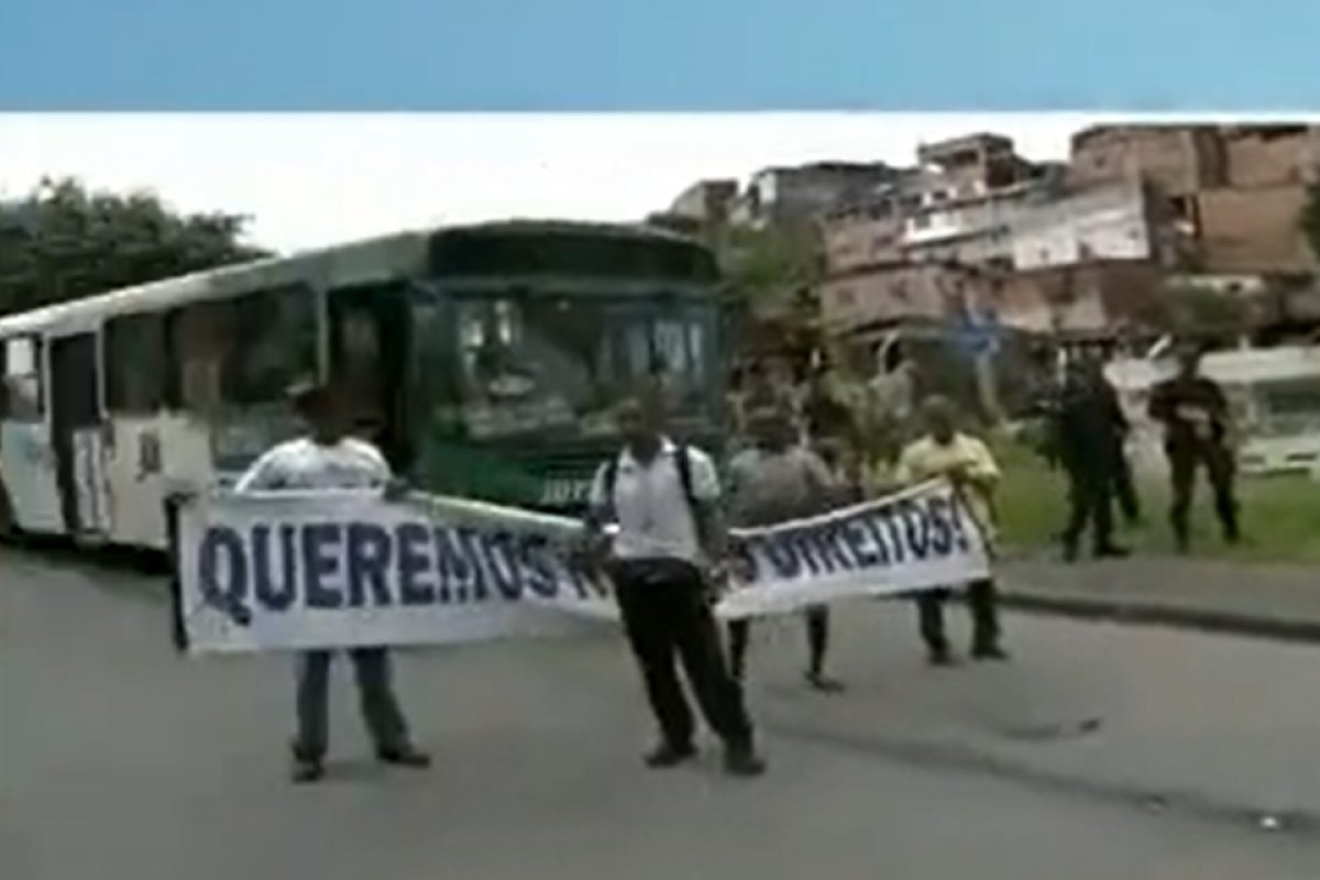 Rodoviários demitidos da CSN realizam protesto na Estação da Lapa, em Salvador 