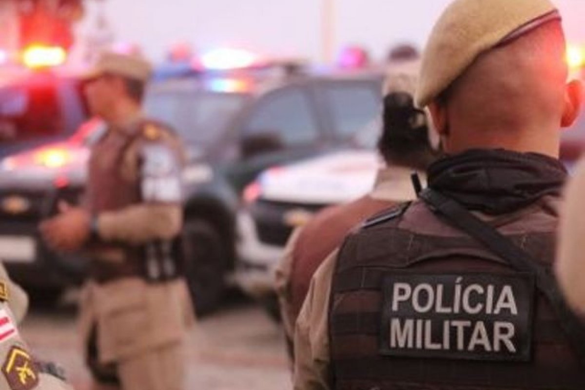 Soldado de folga imobiliza homem armado e salva a vida de três pessoas no interior da Bahia