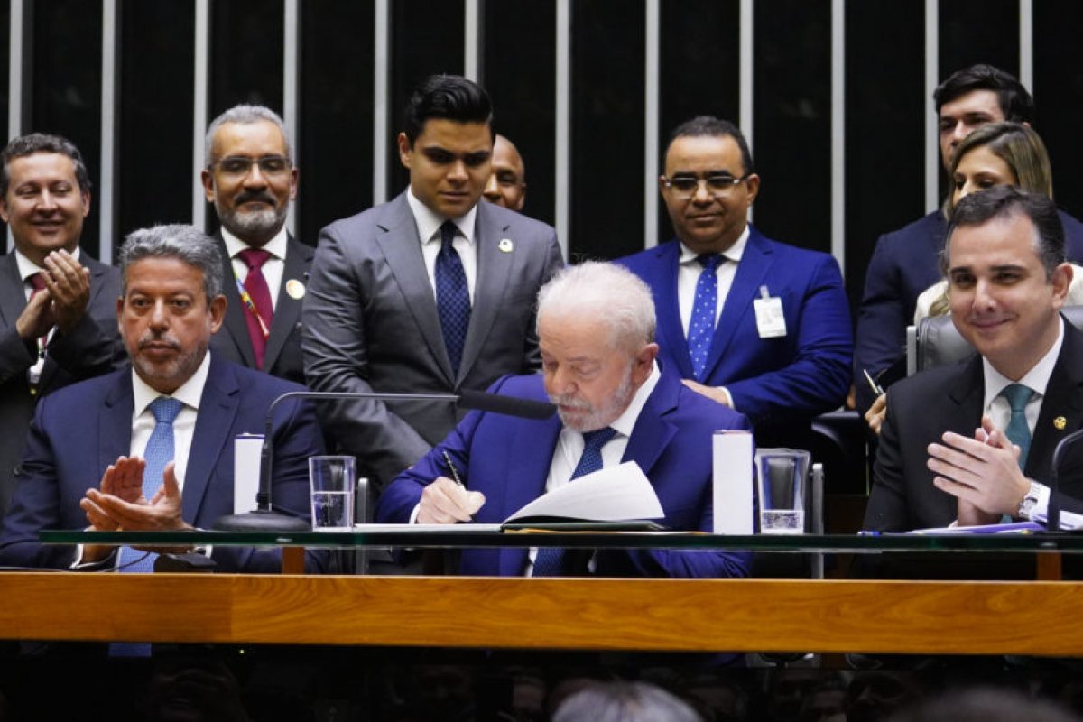 Governo Lula liberou R$ 1,1 bilhões em emendas parlamentares no dia da votação do novo marco fiscal 