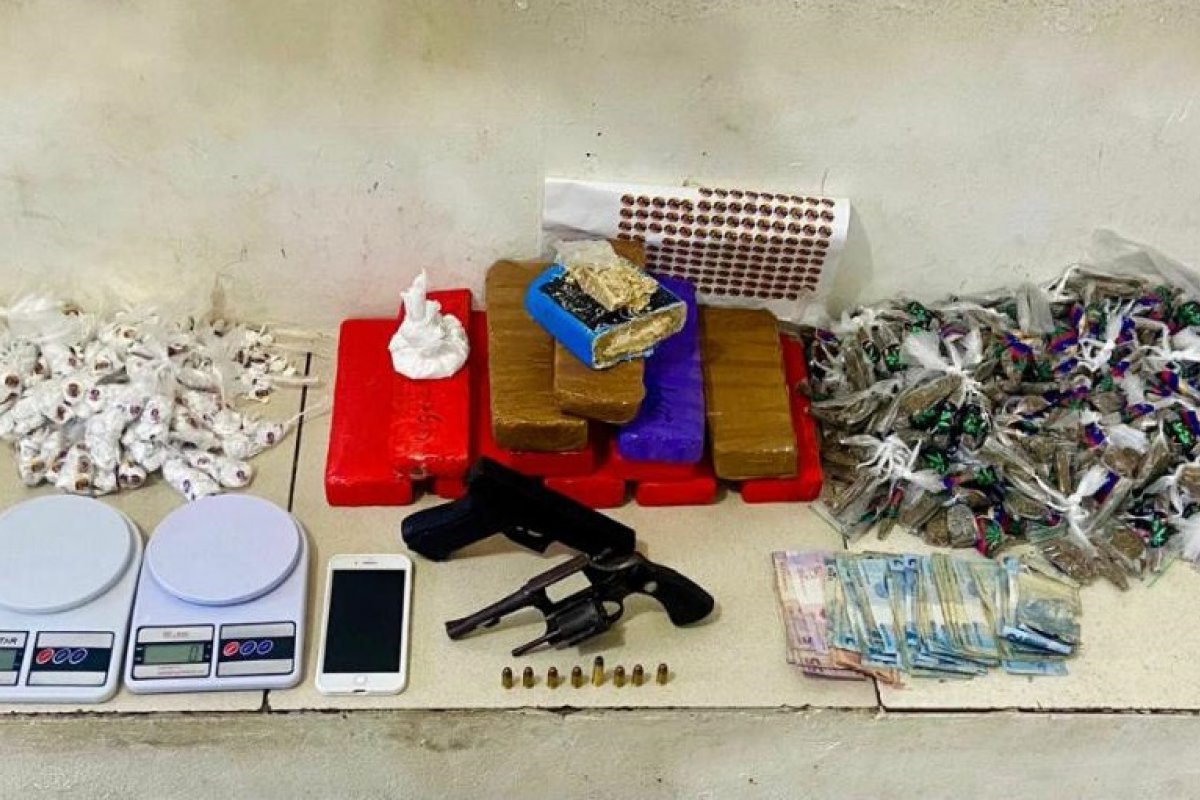 Armas e drogas são apreendidas em Vitória da Conquista (BA)
