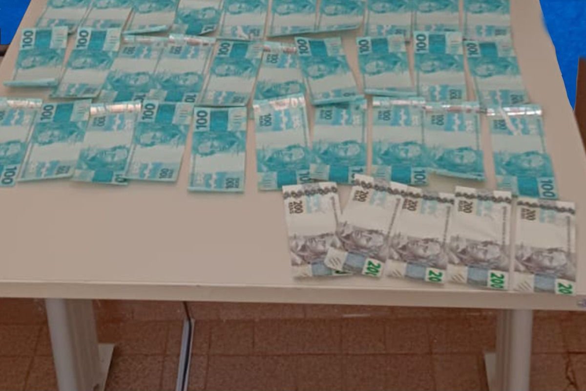 Mulher é presa com R$4 mil em notas falsas em Ibipitanga