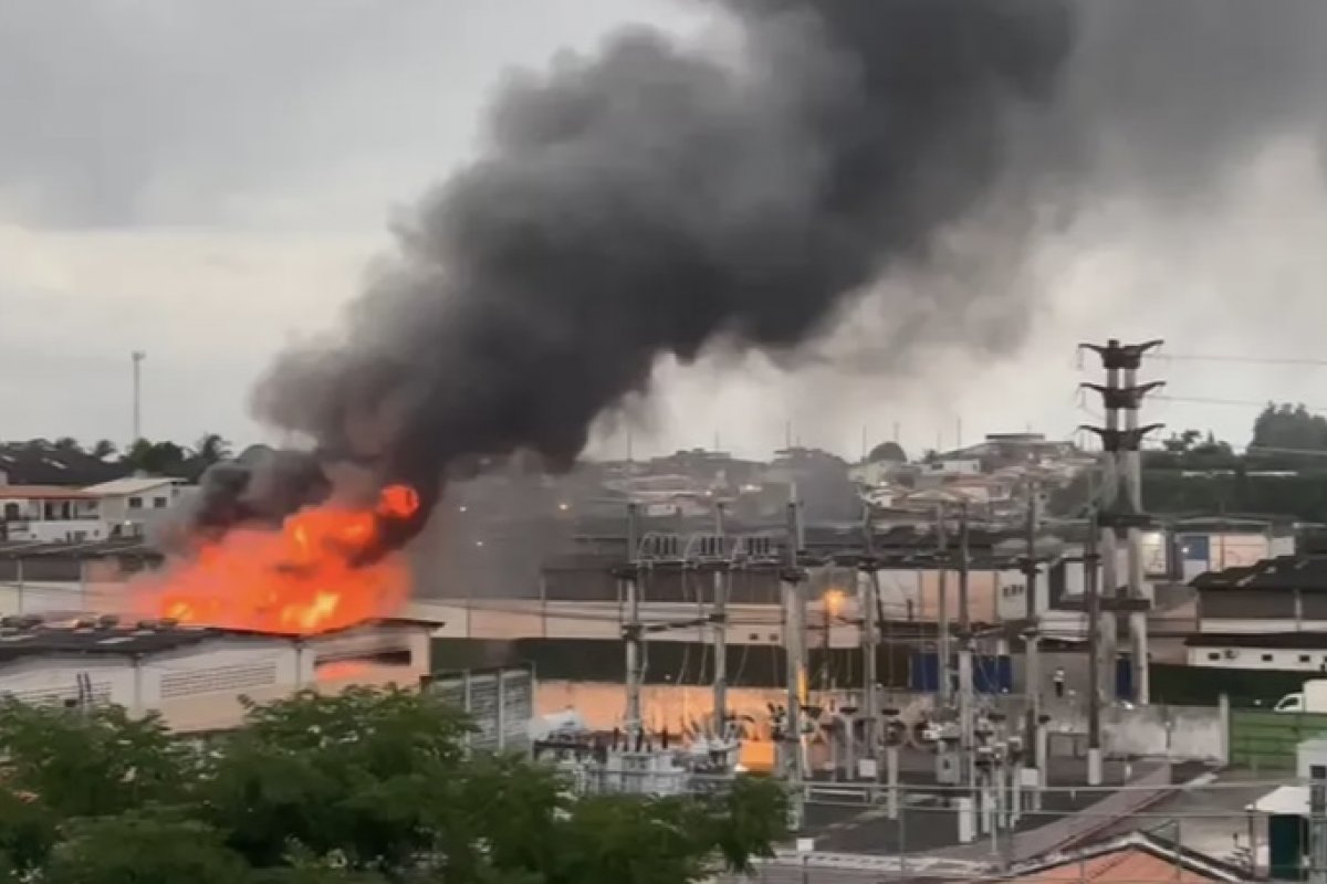 Incêndio de grandes proporções atinge área de galpões em Lauro de Freitas