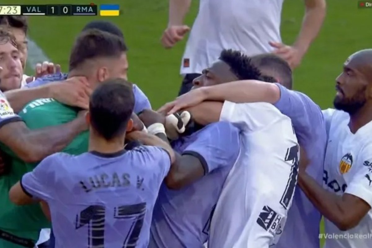 Justiça da Espanha aceita denúncia contra governo e La Liga sobre racismo sofrido por Vinicius Jr 