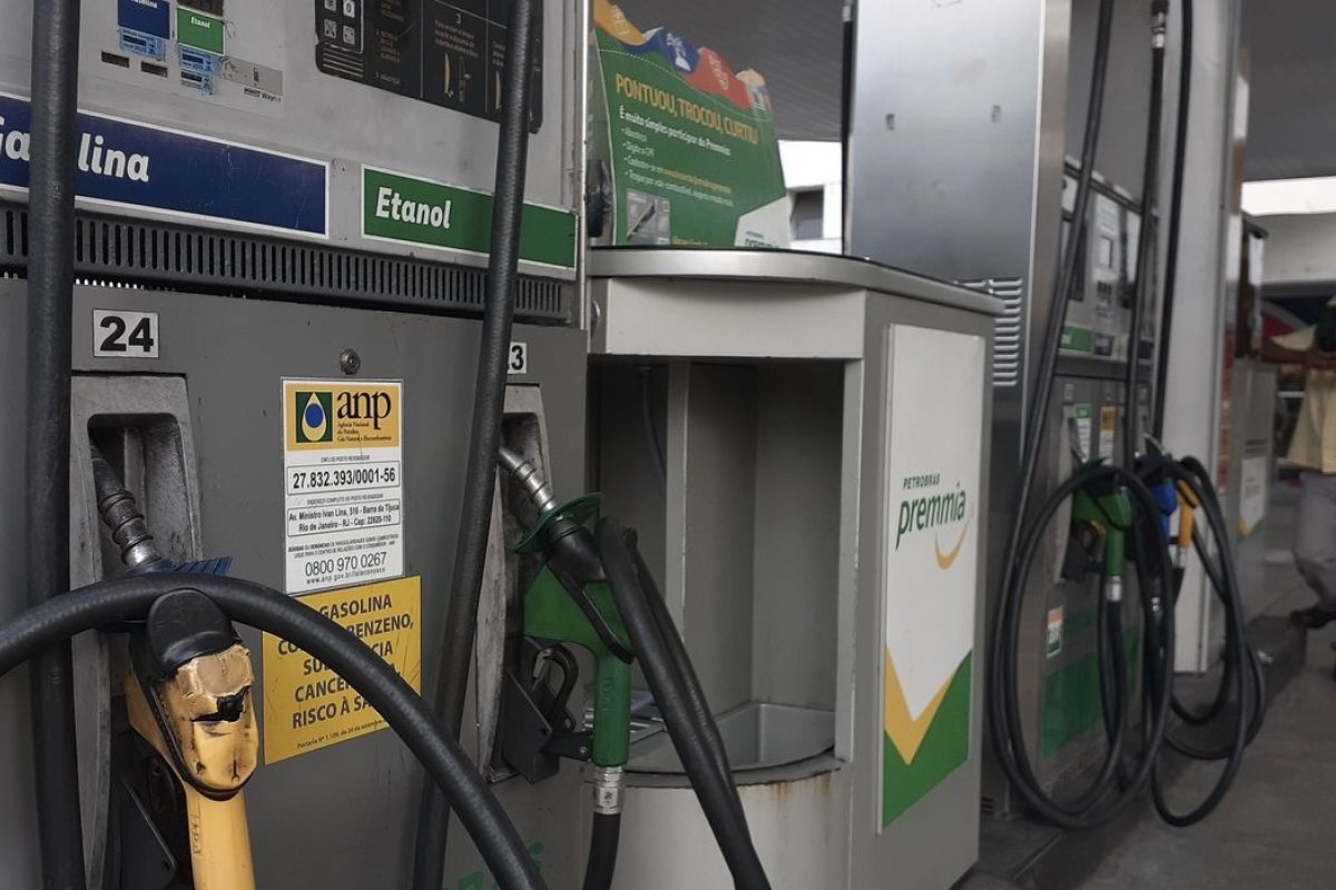 Valor da gasolina cai pela terceira semana nos postos, diz ANP