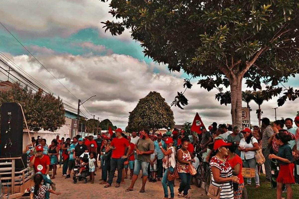 Cerca de 530 famílias do MST ocupam ruas de Itabela, no extremo sul da Bahia 