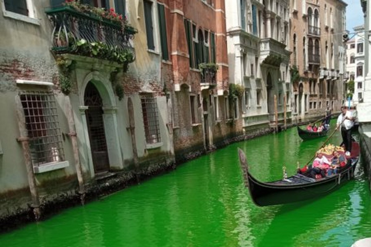 Polícia desvenda motivo de água esverdeada no Grande Canal, em Veneza