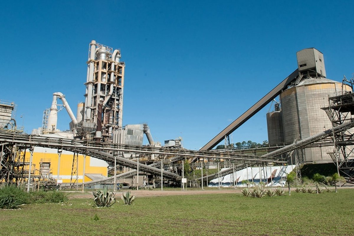 Dez empresas brasileiras apresentam risco real de calote, diz Fitch
