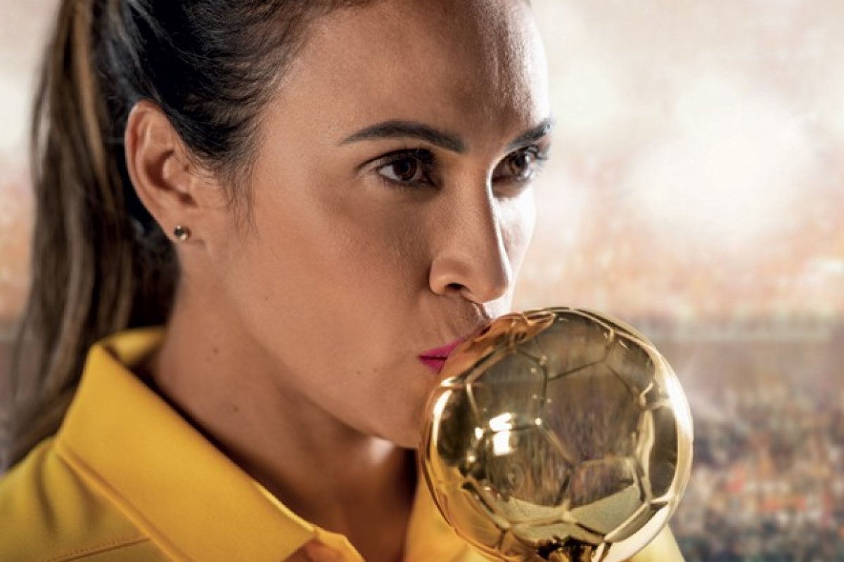 Jogadora Marta estrela campanha de batom líquido