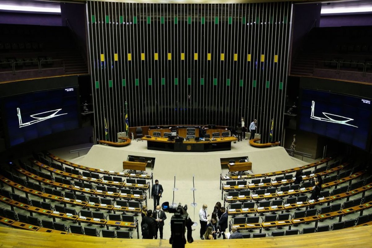Câmara adia votação de MP e põe em risco ministérios do governo Lula 