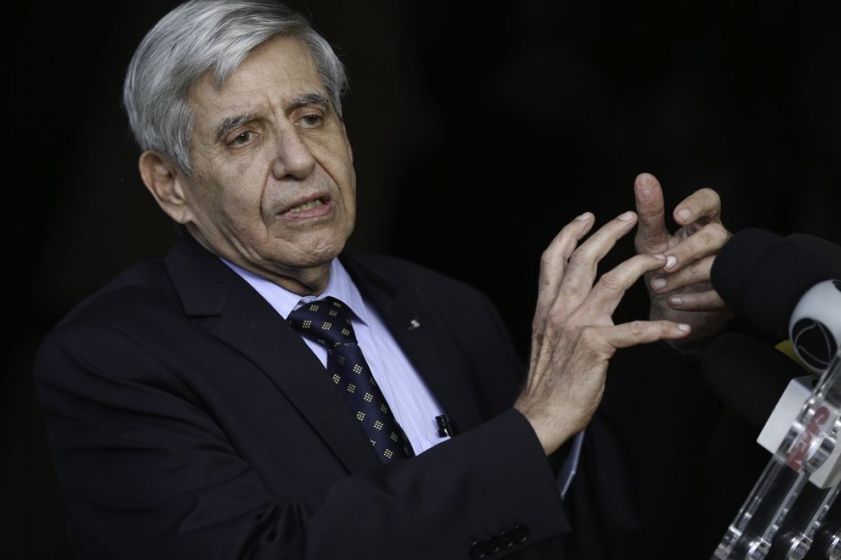 Deputados prometem ação contra Augusto Heleno após ele defender golpe militar de 1964 durante CPI