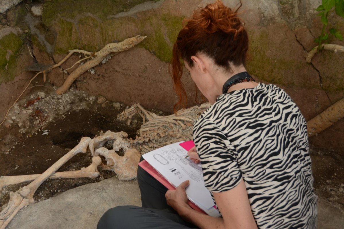 Descobertos novos esqueletos de vítimas da erupção em Pompeia, revelando detalhes da tragédia
