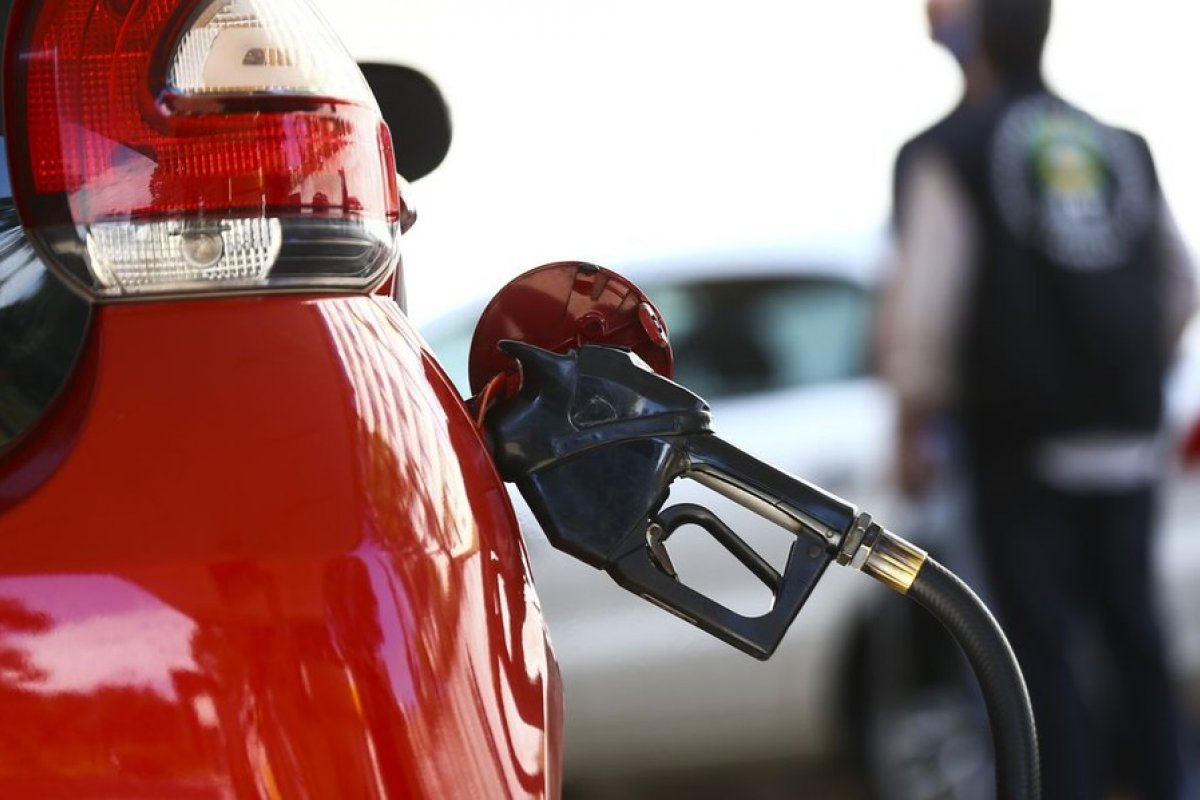 Preço médio da gasolina cai pela 4ª semana consecutiva nos postos, a R$ 5,21