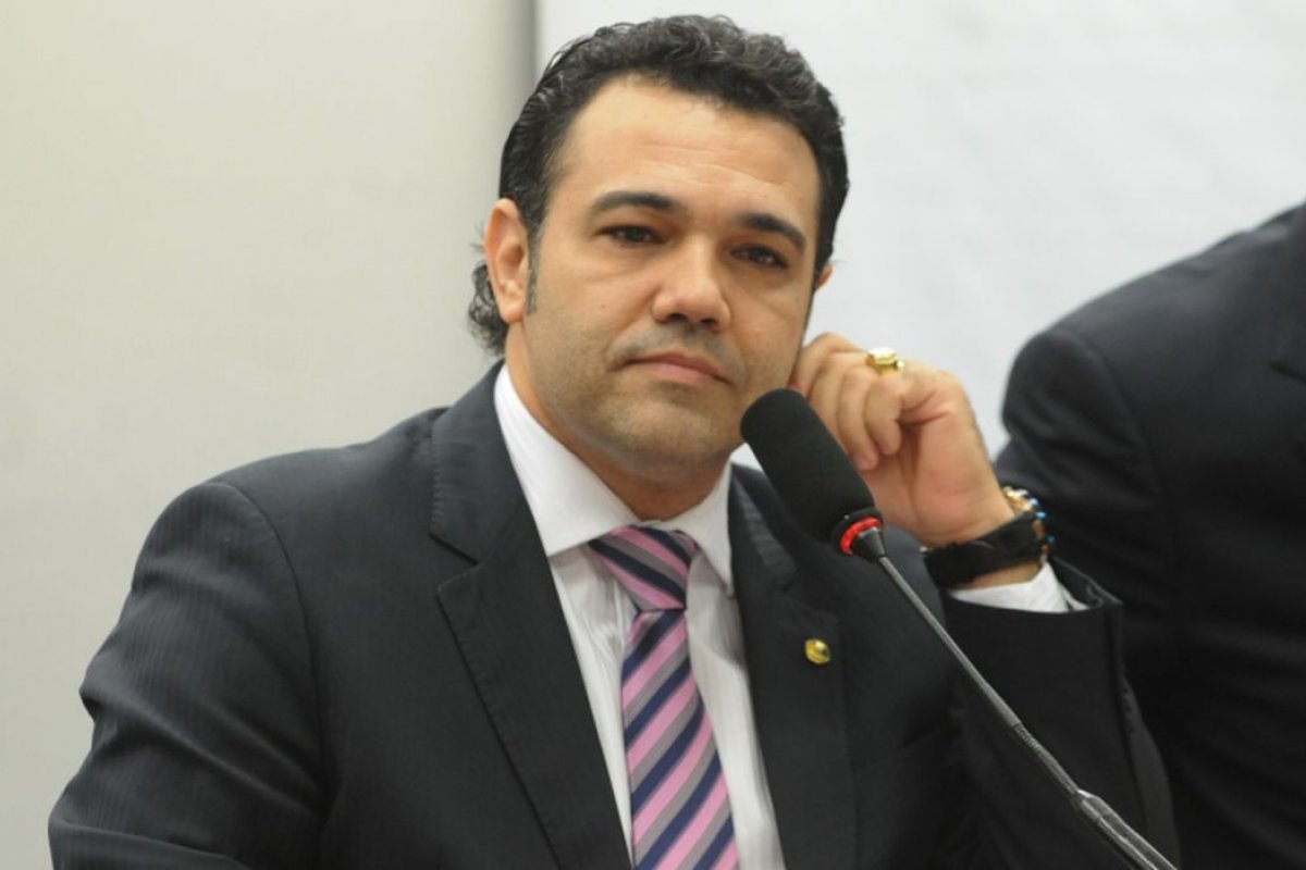 Vídeo: Feliciano defende fim das férias, décimo terceiro e horas extras     