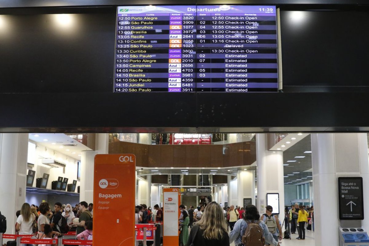 Preço de passagens de avião para viagens em julho aumenta até 270% em um ano