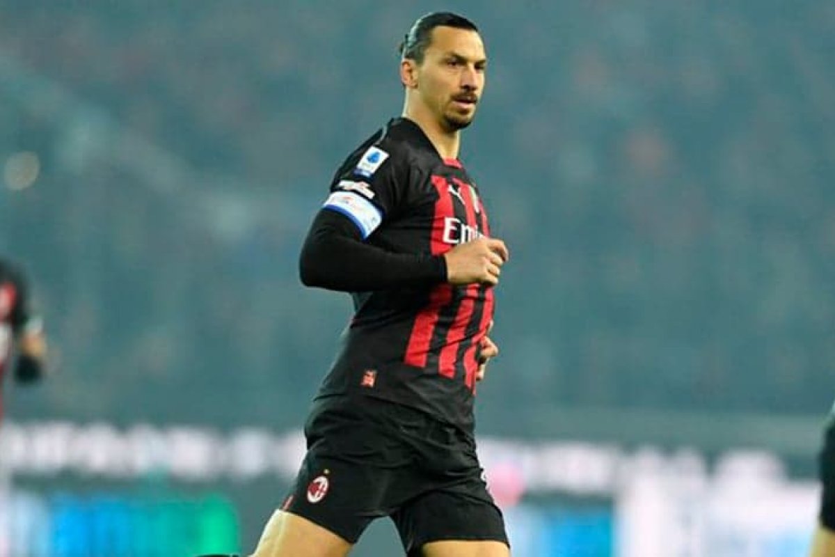Atacante do Milan, Zlatan Ibrahimovic, anuncia aposentadoria do futebol