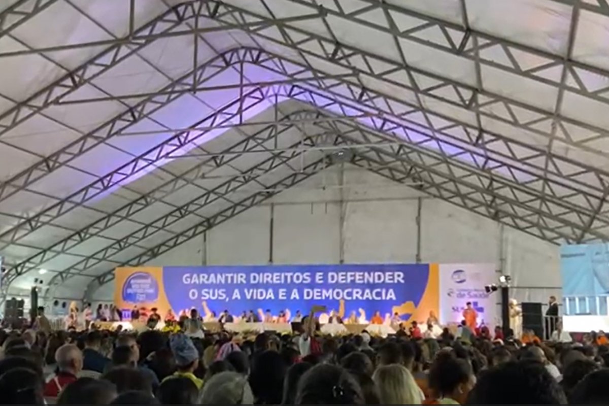 Vídeo: Conferência de saúde tem superlotação e participantes reclamam da falta de organização 