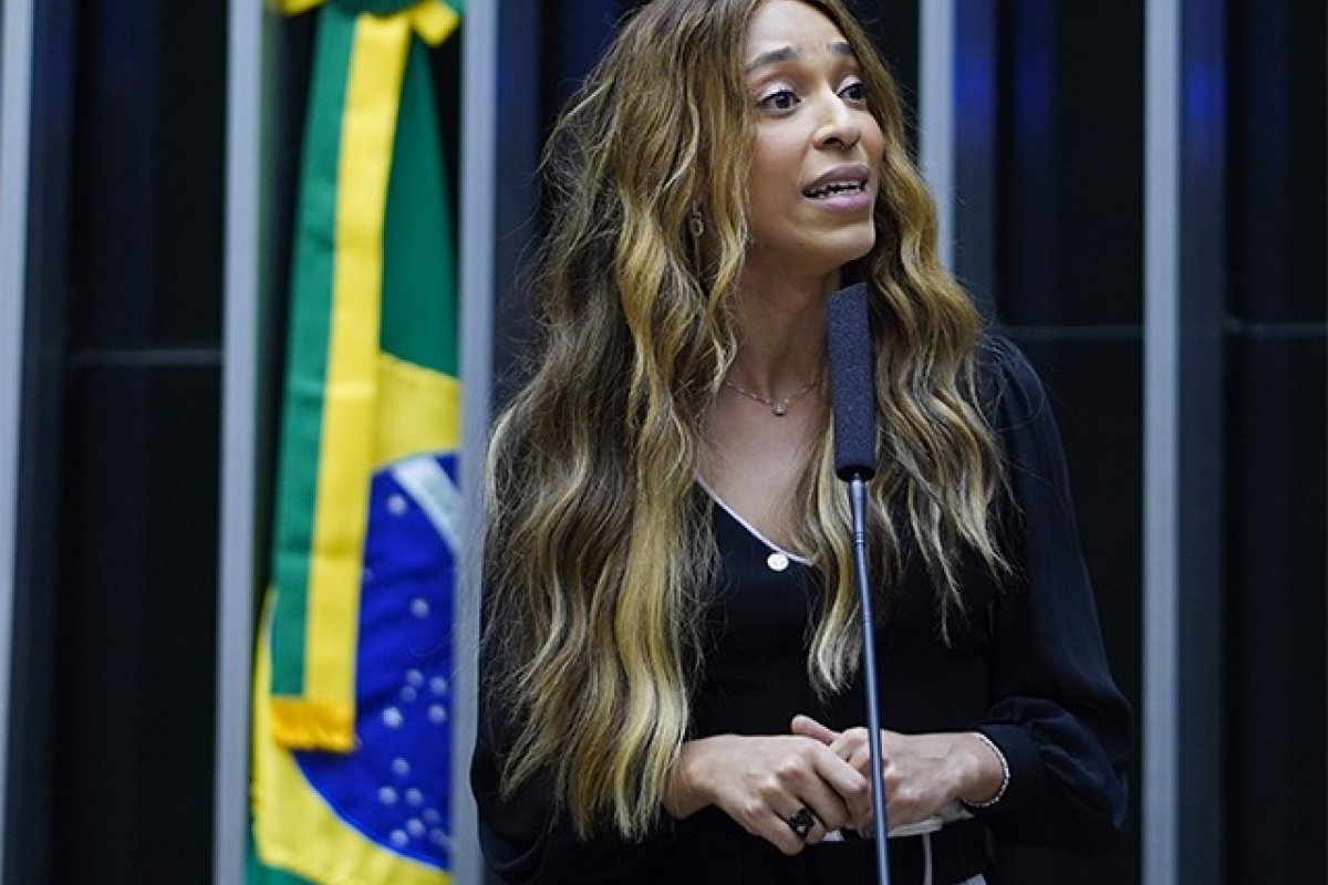 Deputada Erika Hilton denuncia pastor André Valadão ao MP por homotransfobia