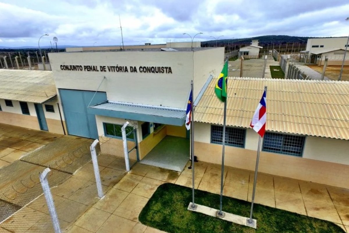 Homem é preso acusado de acariciar pernas de mulher e de criança em cinema na Bahia 
