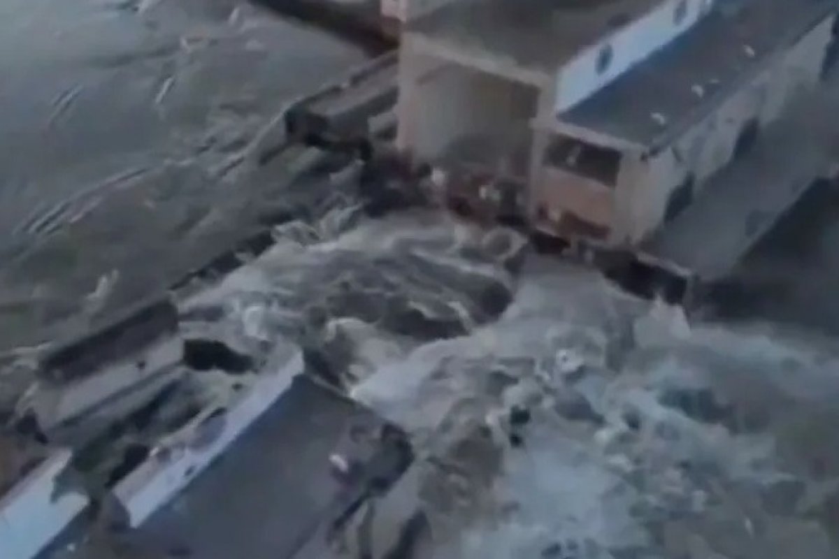 Moradores de Kherson são evacuados de casa após destruíção de barragem na Ucrânia